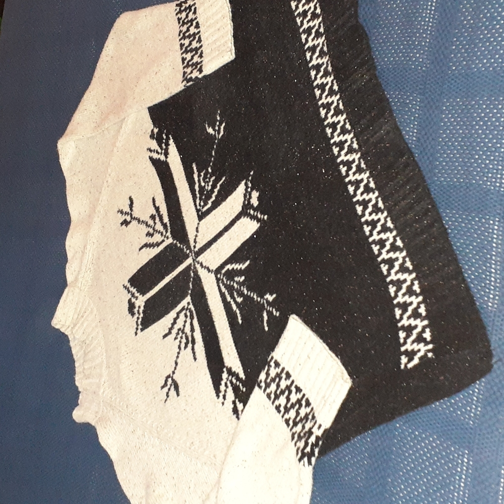 EUC Black/oatmeal Nordic style snowflake sweater